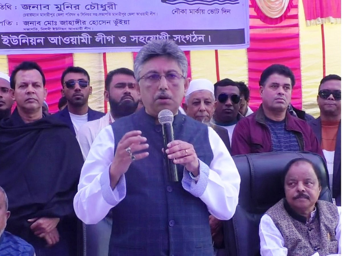 বক্তব্য দিচ্ছেন মাদারীপুর-১ আসনের আওয়ামী লীগের প্রার্থী ও জাতীয় সংসদের চিফ হুইপ নূর-ই-আলম চৌধুরী। রোববার দুপুরে মাদারীপুরের শিবচর উপজেলার নিলখী এলাকায়