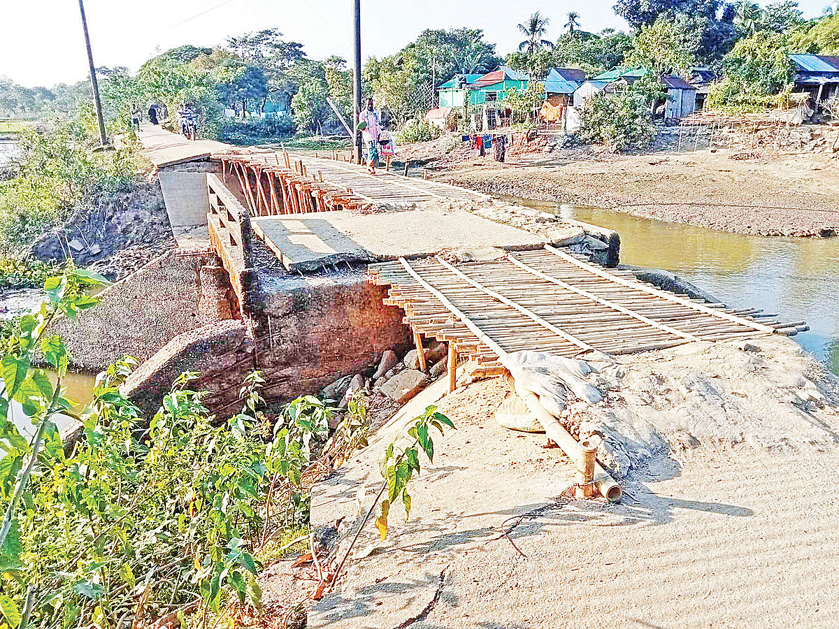 সুনামগঞ্জের তাহিরপুরের বালিয়াঘাট খলশাজুড়ির এই সেতুটি সংস্কার না হওয়ায় মানুষ দুর্ভোগ পোহাচ্ছেন