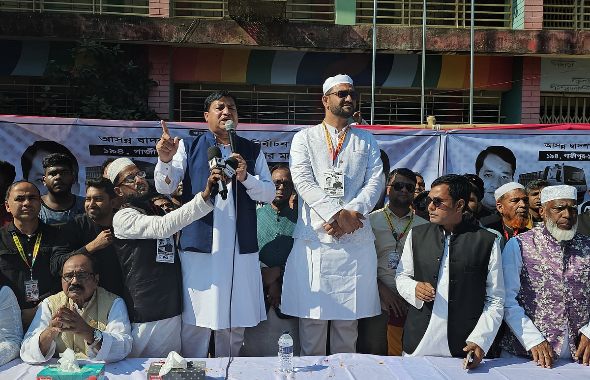 স্বতন্ত্র প্রার্থীর নির্বাচনী সভায় বক্তব্য দিচ্ছেন গাজীপুর সিটি করপোরেশনের সাবেক মেয়র জাহাঙ্গীর আলম। আজ শনিবার দুপুরে গাজীপুরের কালিয়াকৈর উপজেলার ভান্নারা বাজার এলাকায়