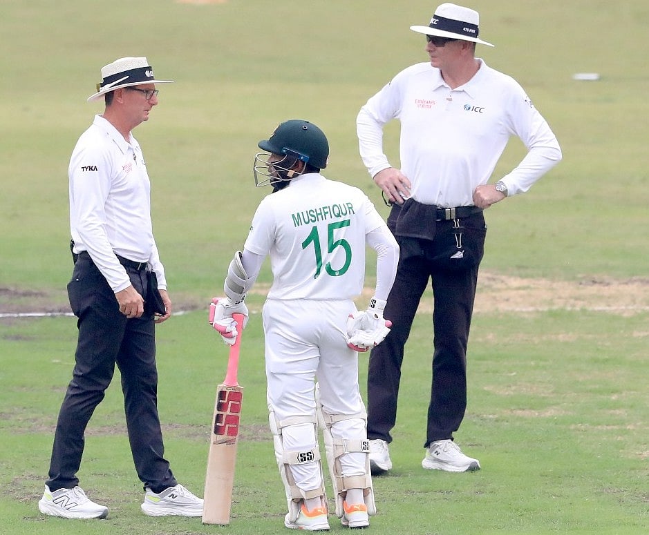 বাংলাদেশের প্রথম ব্যাটসম্যান হিসেবে আন্তর্জাতিক ক্রিকেটে ‘অবস্ট্রাকটিং দ্য ফিল্ড’ আউট হলেন মুশফিক