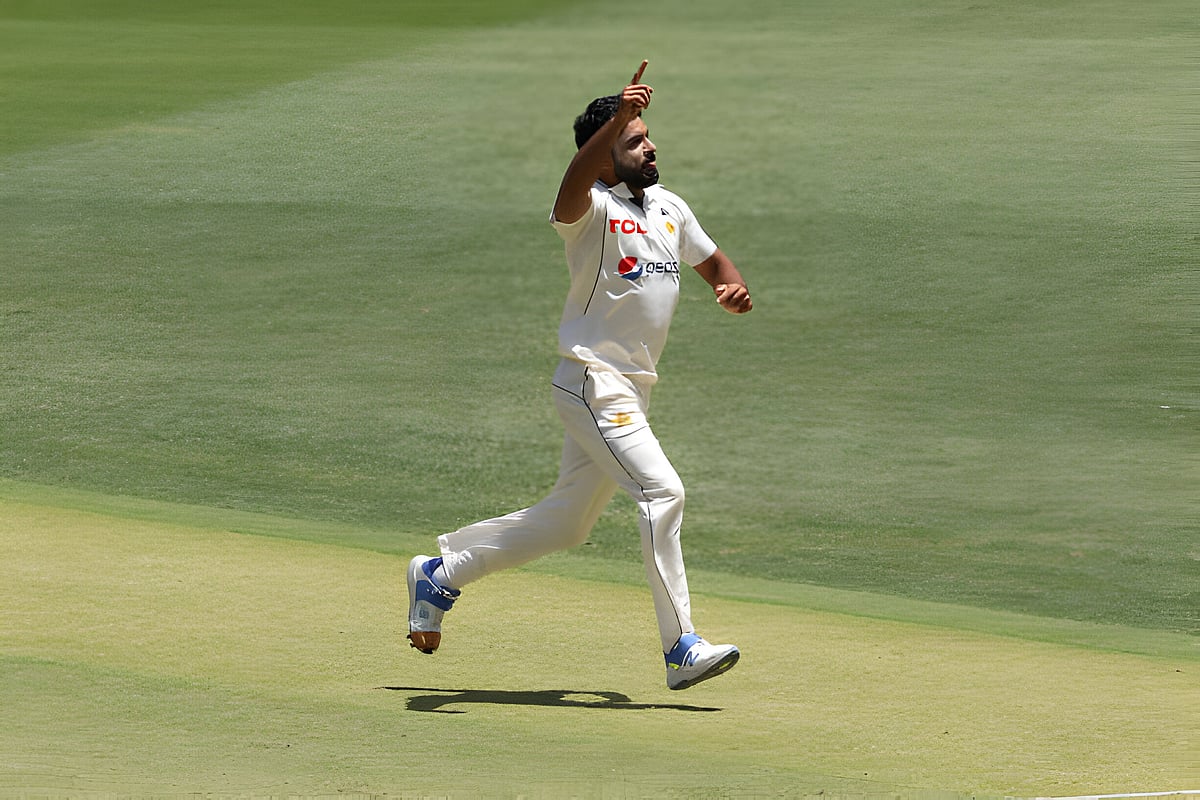 অভিষেকে ৬ উইকেট নিয়েছেন পাকিস্তান পেসার আমের জামাল