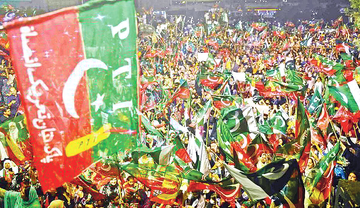 পাকিস্তানের ক্ষমতাচ্যুত প্রধানমন্ত্রী ইমরান খানের সমর্থকেরা জাতীয় পতাকা ও দলীয় পতাকা নিয়ে করাচিতে বিক্ষোভ করেন