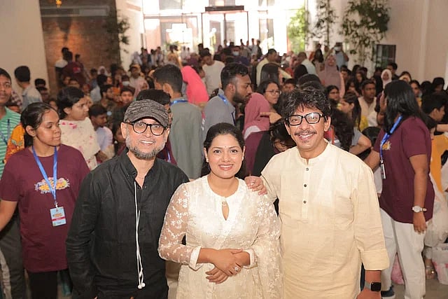 কিআ ক্যার্নিভ্যালে মোস্তফা সরয়ার ফারুকী, তিশা ও চঞ্চল চৌধুরী। ছবি : কিশোর আলোর সৌজন্যে