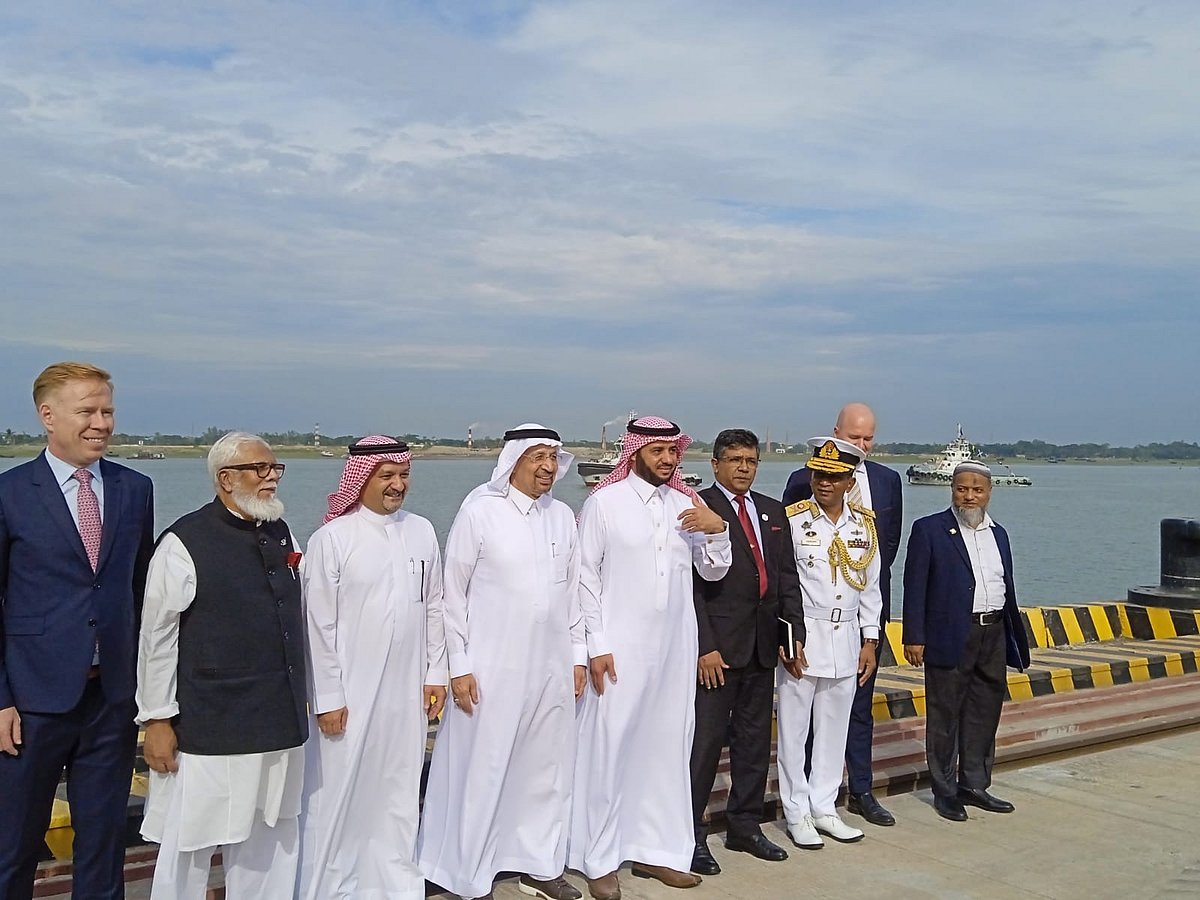 পতেঙ্গা কনটেইনার টার্মিনাল পরিচালনা করবে সৌদি কোম্পানি। প্রধানমন্ত্রীর কার্যালয়ে চুক্তি সইয়ের পর সৌদি মন্ত্রী খালিদ আল–ফালিহ এবং সালমান এফ রহমান আজ দুপুরে চট্টগ্রামে পতেঙ্গা কনটেইনার টার্মিনাল পরিদর্শন করেন