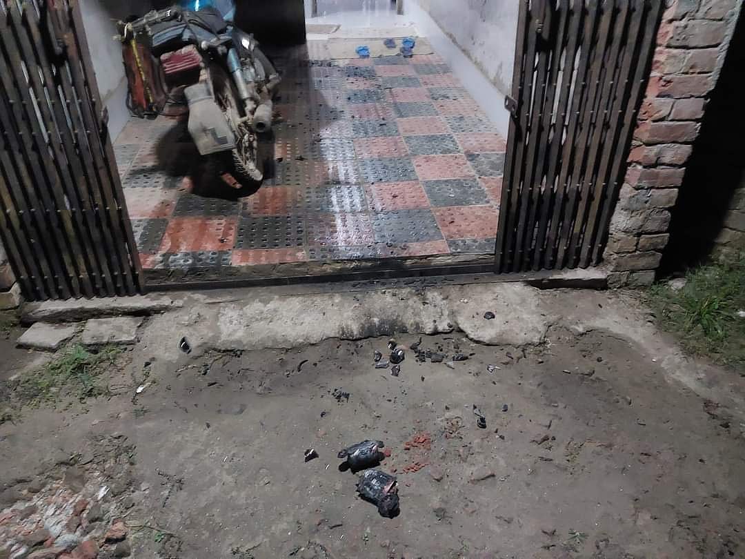 জাপা প্রার্থী আবুল হোসেনের গ্রামের বাড়ির সামনের চিত্র। বৃহস্পতিবার সকালে রাজশাহীর পুঠিয়া উপজেলার বানেশ্বর ইউনিয়নের ভুবননগর গ্রামে