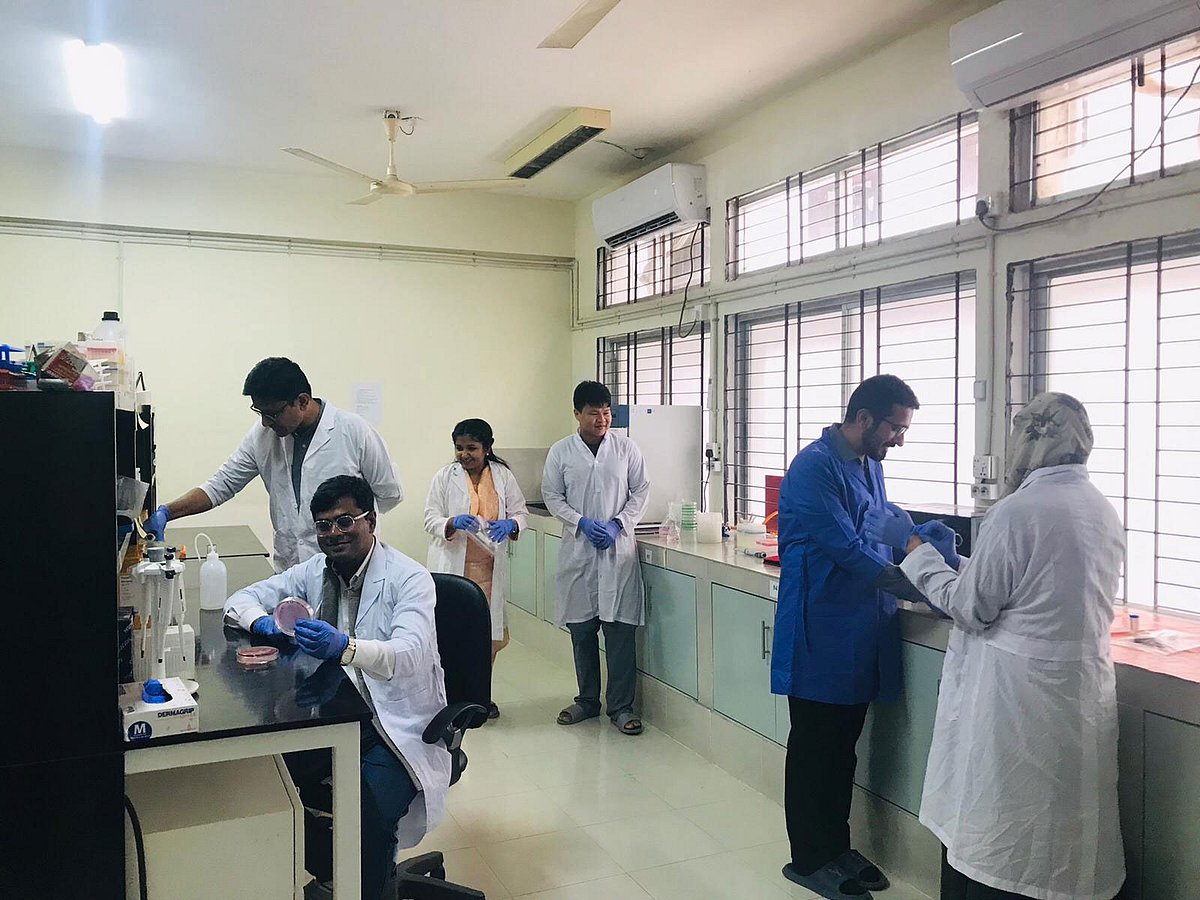 চট্টগ্রাম বিশ্ববিদ্যালয়ের ‘নেক্সট জেনারেশন সিকুয়েন্সিং, রিসার্চ অ্যান্ড ইনোভেশন ল্যাবরেটরিতে’ হোয়াইট স্পট ভাইরাস নিয়ে গবেষণা করছেন গবেষকেরা। ছবিটি সম্প্রতি তোলা