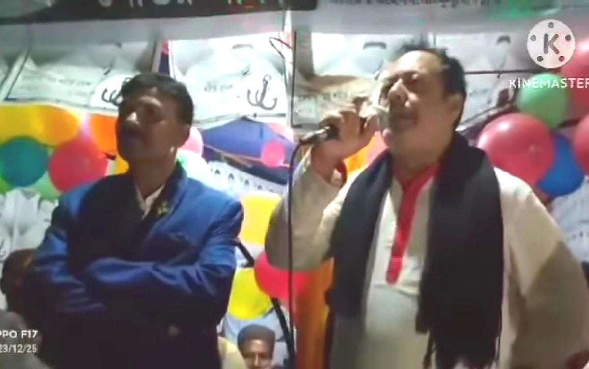 কক্সবাজারের মহেশখালীতে  বিএনএম প্রার্থীর নির্বাচনী পথসভায় বক্তব্য দেন আওয়ামী লীগ নেতা আজিজুল হক। গত সোমবার রাতে