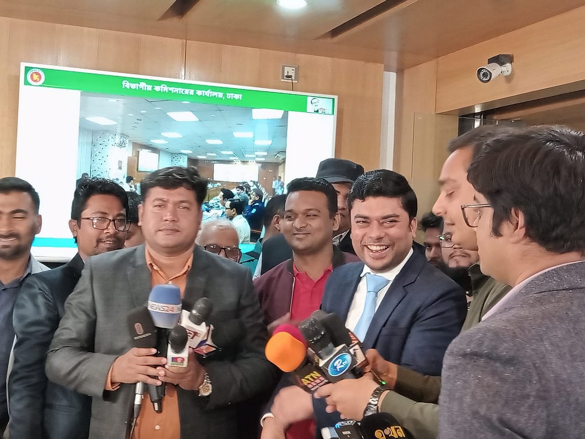 জাকের পার্টির চেয়ারম্যানের প্রেসসচিব কাজী মো. রাশেদুল হাসান। আজ রোববার দুপুরে ঢাকা রিটার্নিং কর্মকর্তার কার্যালয়ে