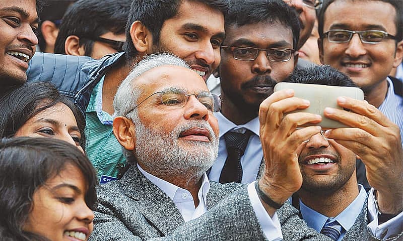 ফ্রান্স সফরে গিয়ে সেখানকার ভারতীয় শিক্ষার্থীদের সঙ্গে সেলফি তোলেন ভারতের প্রধানমন্ত্রী নরেন্দ্র মোদি