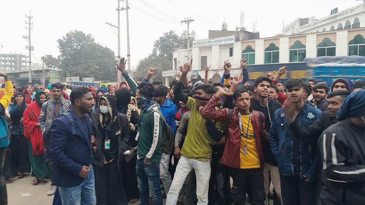 ছয় দফা দাবিতে গাজীপুরে একটি পোশাক কারখানার শ্রমিকেরা বিক্ষোভ করেছেন। আজ শনিবার সকালে গাজীপুর নগরের কোনাবাড়ী এলাকায়