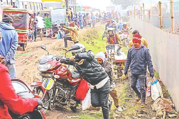 যশোর-খুলনা মহাসড়কের যশোর শহর থেকে নওয়াপাড়ার ৩৮ কিলোমিটার অংশ বারবার মেরামতের পরও টেকে না। এখন কংক্রিটের ঢালাই দেওয়া হচ্ছে। সড়কের এক পাশ বন্ধ রাখায় যানজট লেগে থাকে, চরম দুর্ভোগ পোহাতে হয় মানুষকে। গতকাল যশোরের চেঙ্গুটিয়ায়