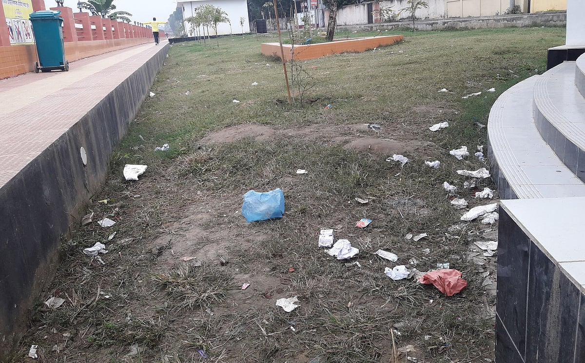 শান্তিবাগ ওয়াকওয়েতে যেখানে-সেখানে ফেলা হচ্ছে বর্জ্য। বুধবার সকালে মৌলভীবাজারের মনু নদের পাড়ে