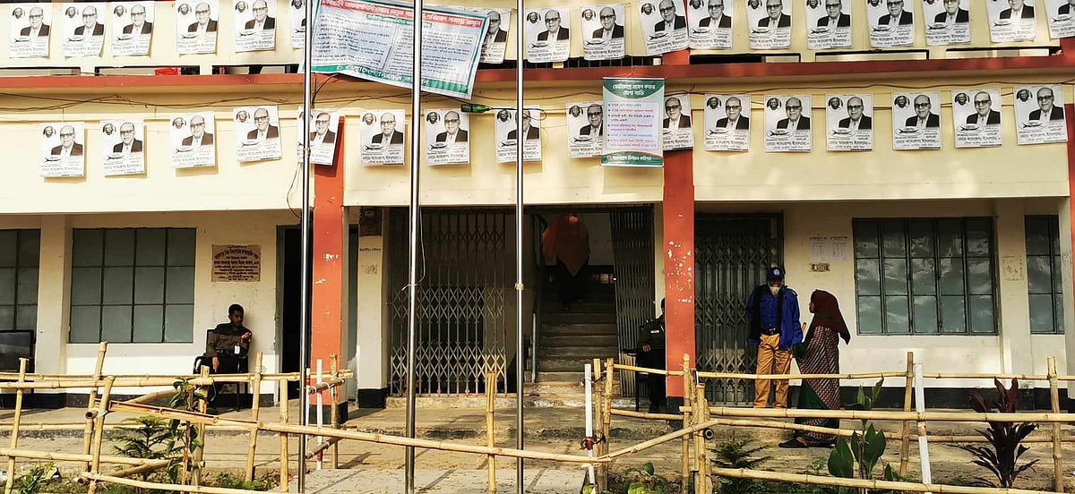 ঢাকা-২ আসনে কেরানীগঞ্জের হজরতপুর উচ্চবিদালয় কেন্দ্রে ভোটারদের উপস্থিতি কম। আজ রোববার সকালে তোলা