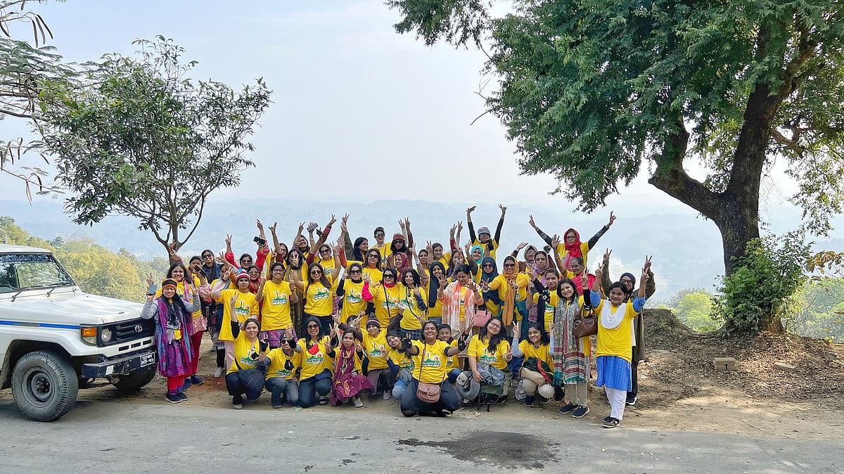 বান্দরবান থেকে চাঁদের গাড়িতে করে রুমায় যাওয়ার পথে মিলনছড়ি চেকপোস্টে, পেছনে পাহাড় আর সাঙ্গু নদী। ছবিটি দুর্ঘটনার আগের দিন তোলা