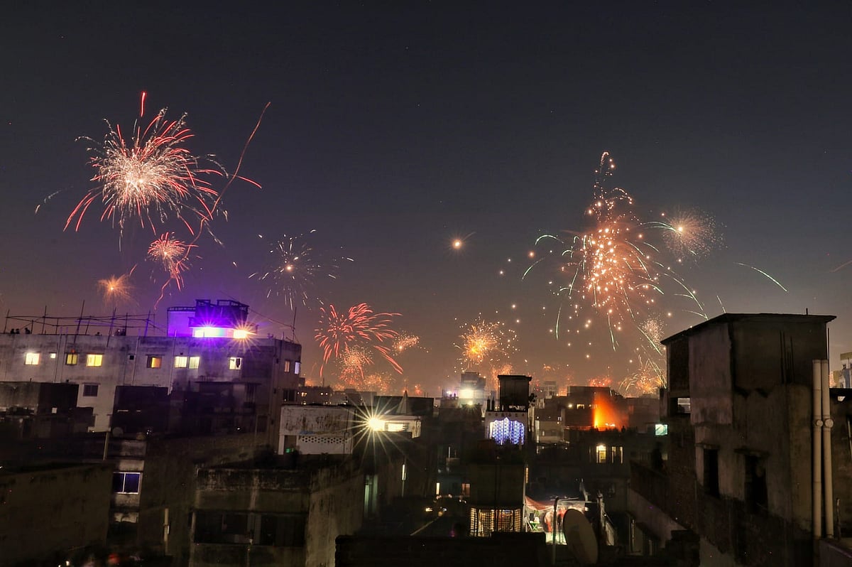 খ্রিষ্টীয় নববর্ষ উদ্যাপনে গতকাল রোববার ঢাকায় আতশবাজি পোড়ানো হয়
