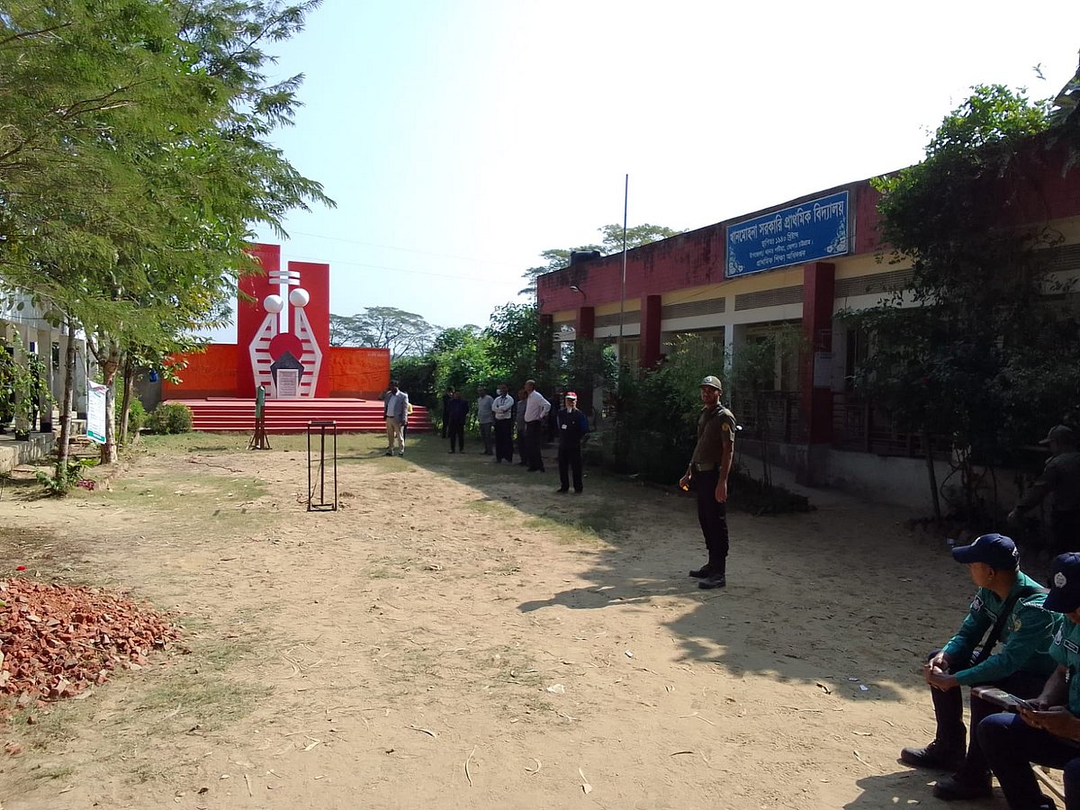 চট্টগ্রাম ১২ আসনের পটিয়ার খানমোহনা সরকারি প্রথমিক বিদ্যালয় ভোটকেন্দ্রে ভোটের দিন গতকাল বেলা ১১টায় ভোটার উপস্থিতি চোখে পড়েনি। এই কেন্দ্রে ৮৩ শতাংশ ভোট পড়েছে