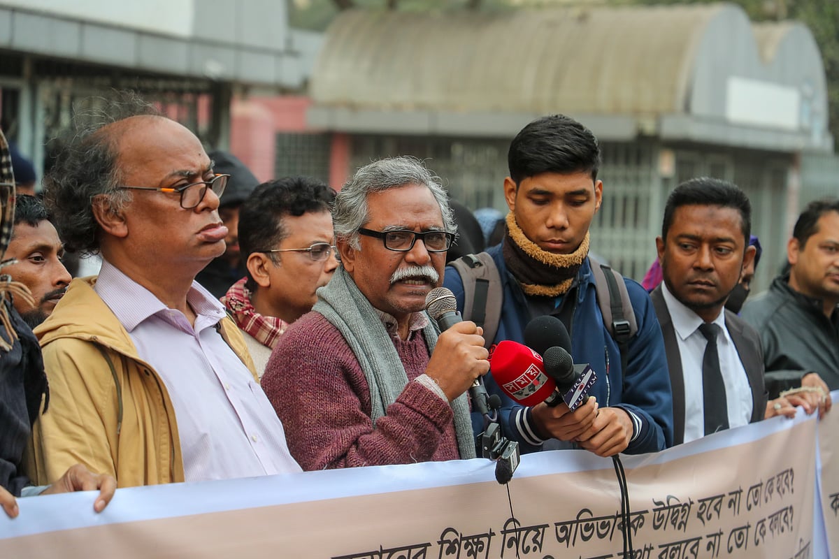 উদ্বিগ্ন অভিভাবক, শিক্ষক ও নাগরিক সমাজ আয়োজিত মানববন্ধনে বক্তব্য দেন অধ্যাপক আনু মুহাম্মদ। ঢাকা, ১৬ জানুয়ারি
