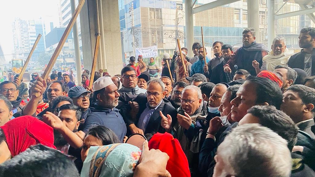 বিএনপির জ্যেষ্ঠ যুগ্ম মহাসচিব রুহুল কবির রিজভী কারওয়ান বাজার এলাকায় মিছিল শেষে সংক্ষিপ্ত বক্তব্য দেন। ঢাকা, ৫ জানুয়ারি