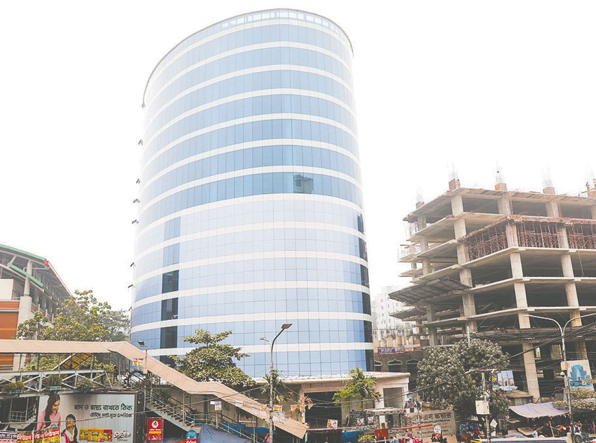 মেট্রোরেল চালুর পর মিরপুর এলাকায় সুউচ্চ বাণিজ্যিক ভবনের পাশাপাশি নতুন নতুন ব্যবসা প্রতিষ্ঠানও গড়ে উঠছে। গতকাল ১০ নম্বর গোলচত্বর এলাকায়