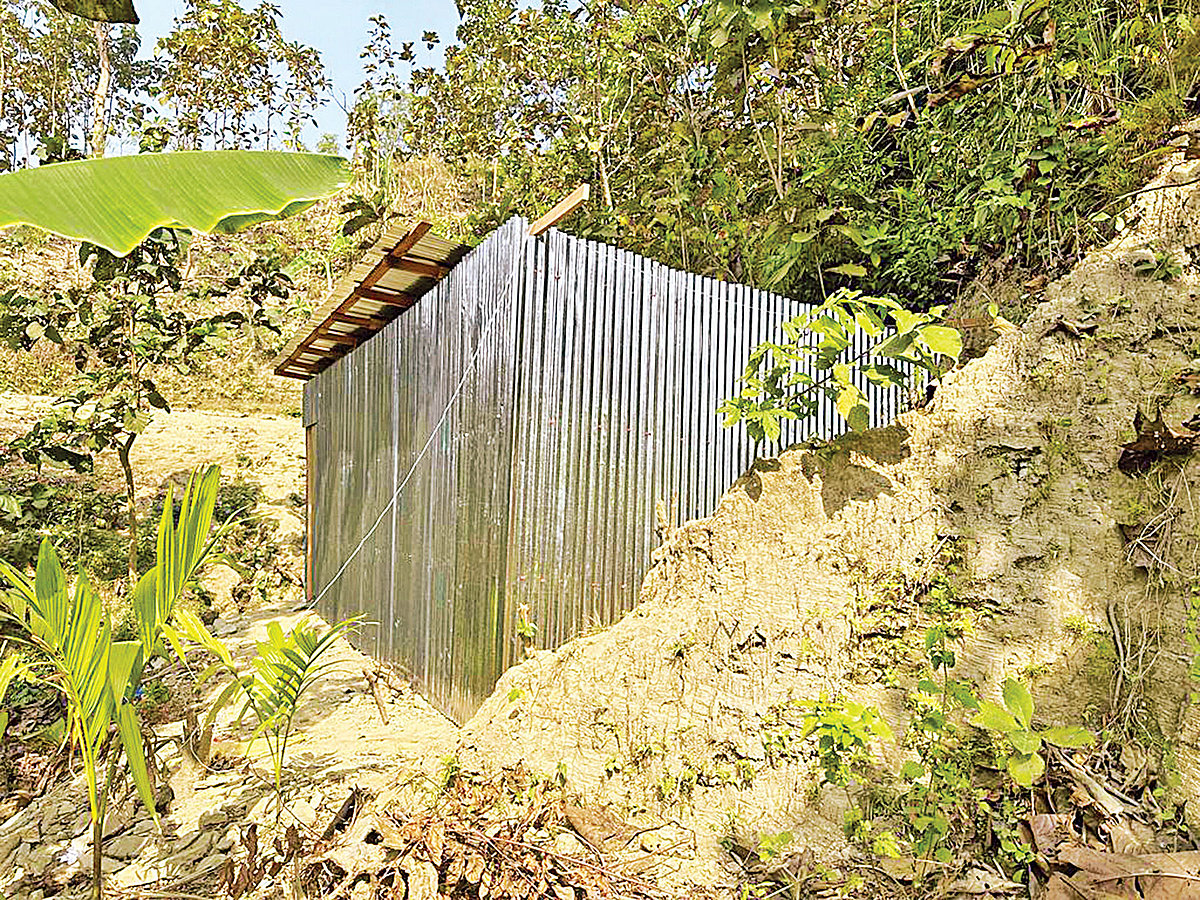 চট্টগ্রাম নগরের উত্তর পাহাড়তলীর বিজয়নগরে পাহাড় কেটে গড়ে ওঠা স্থাপনা। ১৫ জানুয়ারি