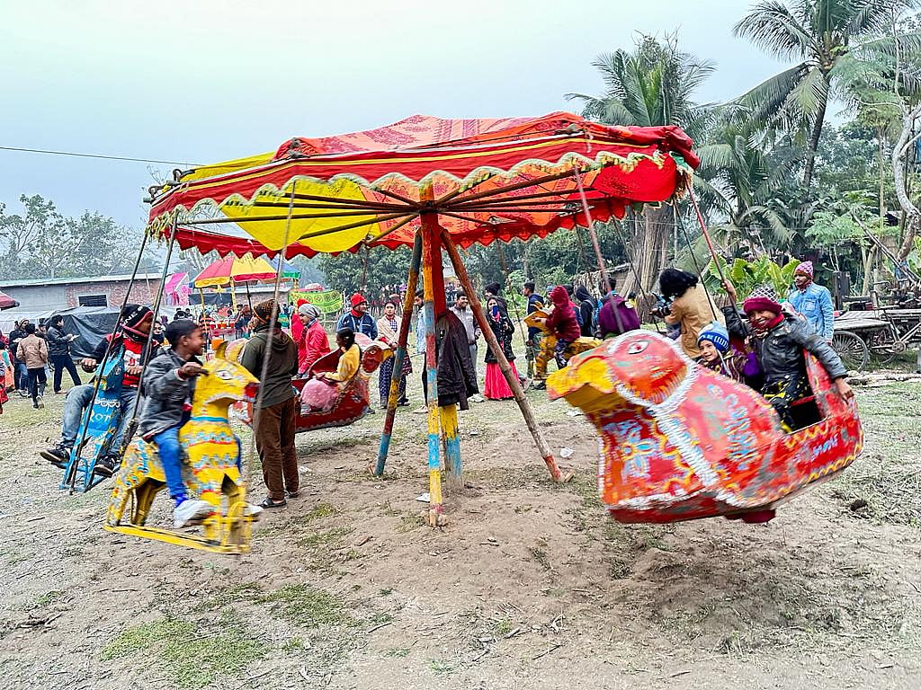 নড়াইল সদর উপজেলার শেখহাটী গ্রামে ভৈরব নদের তীরে সোমবার বসেছিল পৌষসংক্রান্তির মেলা