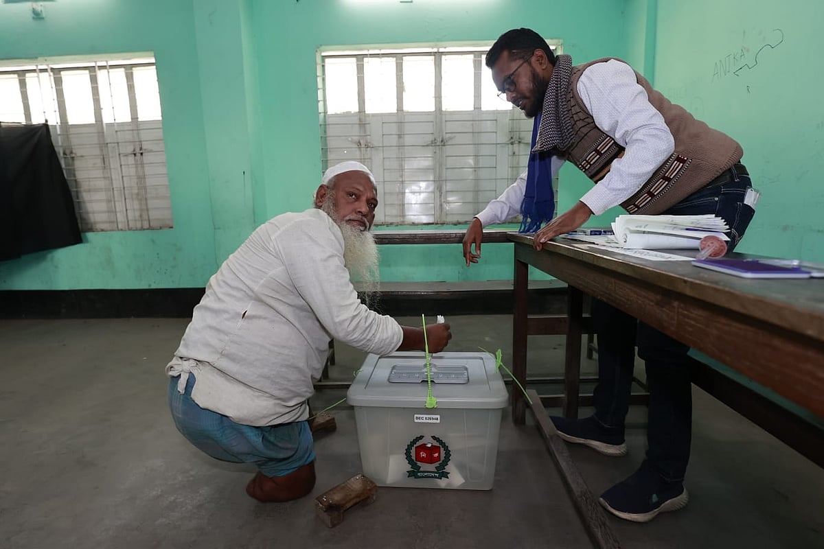ভোটারদের ভিড় না থাকায় ভোট দিতে এসে কাউকে অপেক্ষা করতে হচ্ছে না। যাত্রাবাড়ী আইডিয়াল হাইস্কুল অ্যান্ড কলেজ, ৭ জানুয়ারি
