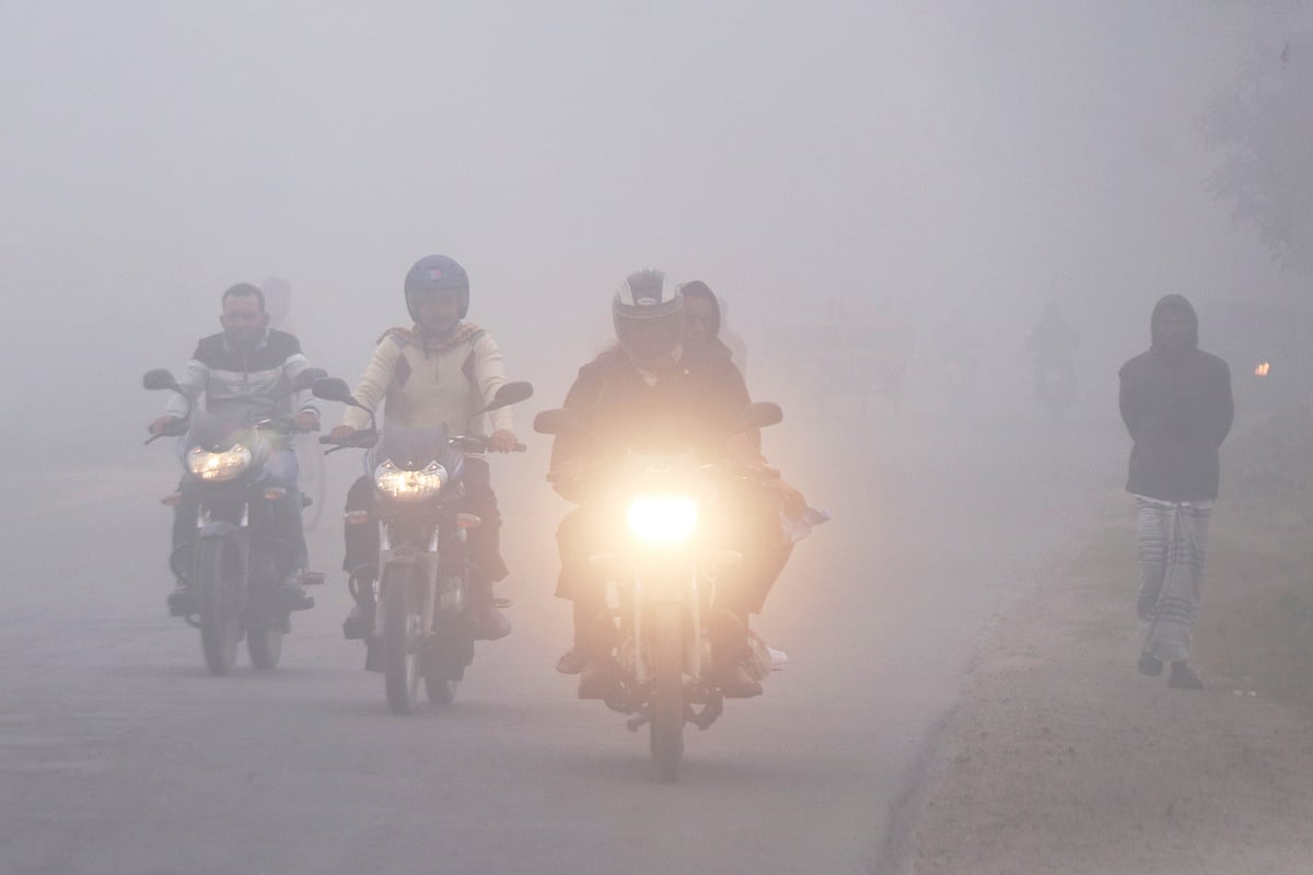 ঘন কুয়াশায় সামনের কিছু দেখা ভার। তাই যানবাহনের হেডলাইন জ্বালিয়ে ঝুঁকি নিয়ে চলাচল করছেন লোকজন