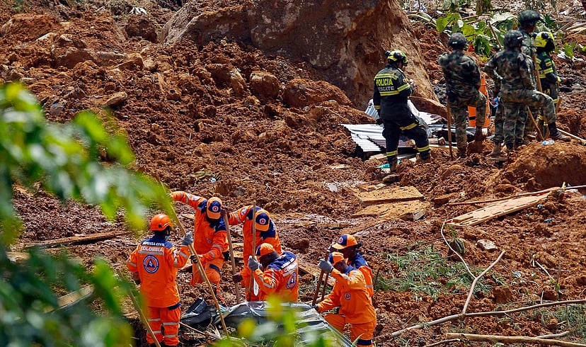 ভূমিধসের ঘটনায় কেউ চাপা পড়ে আছেন কি না, তা নিশ্চিত হওয়ার চেষ্টা করছে উদ্ধারকারী দল, ১৩ জানুয়ারি, ২০২৪