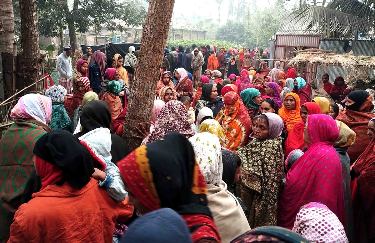 নিহত স্বামী-স্ত্রীকে দেখতে প্রতিবেশীদের ভিড়। আজ বৃহস্পতিবার সকালে নাটোরের লালপুর উপজেলার দক্ষিণ লালপুর গ্রামে
