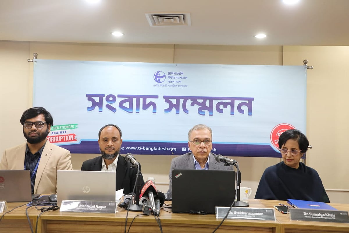 'দ্বাদশ জাতীয় সংসদ নির্বাচন প্রক্রিয়া ট্র্যাকিং' শীর্ষক সংবাদ সম্মেলনে টিআইবির নির্বাহী পরিচালক ইফতেখারুজ্জামানসহ অন্যরা। আজ বুধবার রাজধানীর ধানমন্ডিতে টিআইবির কার্যালয়ে