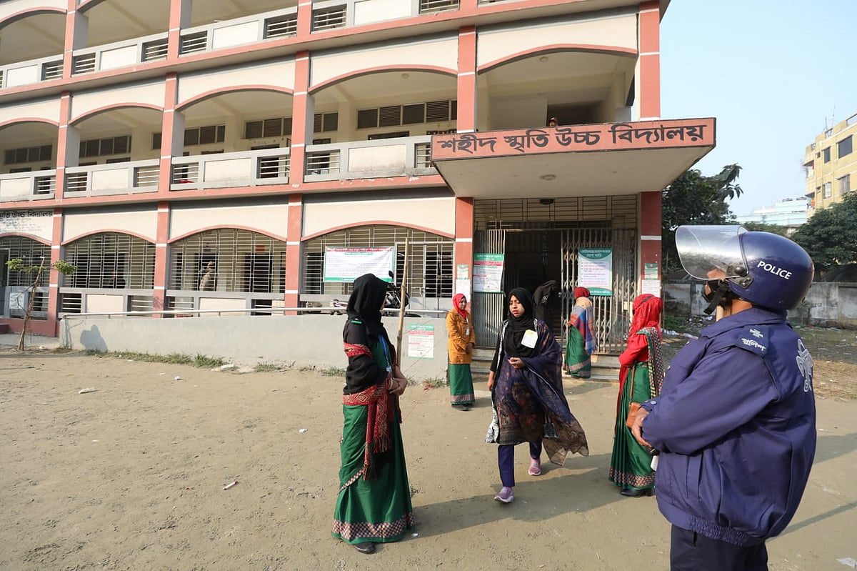 গাজীপুর শহরের শহীদ স্মৃতি উচ্চবিদ্যালয় কেন্দ্রে ভোটার প্রায় নেই বললেই চলে। সকাল পৌনে ৯টার দিকে তোলা