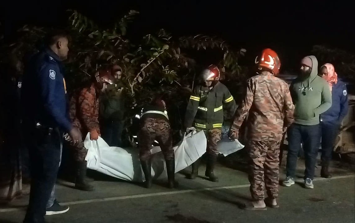 নওগাঁর মান্দায় সড়ক দুর্ঘটনায় নিহতদের মরদেহ উদ্ধারে কাজ করছেন ফায়ার সার্ভিস ও পুলিশের সদস্যরা। মঙ্গলবার রাত ১০টায় উপজেলার শ্রীরামপুর এলাকায়