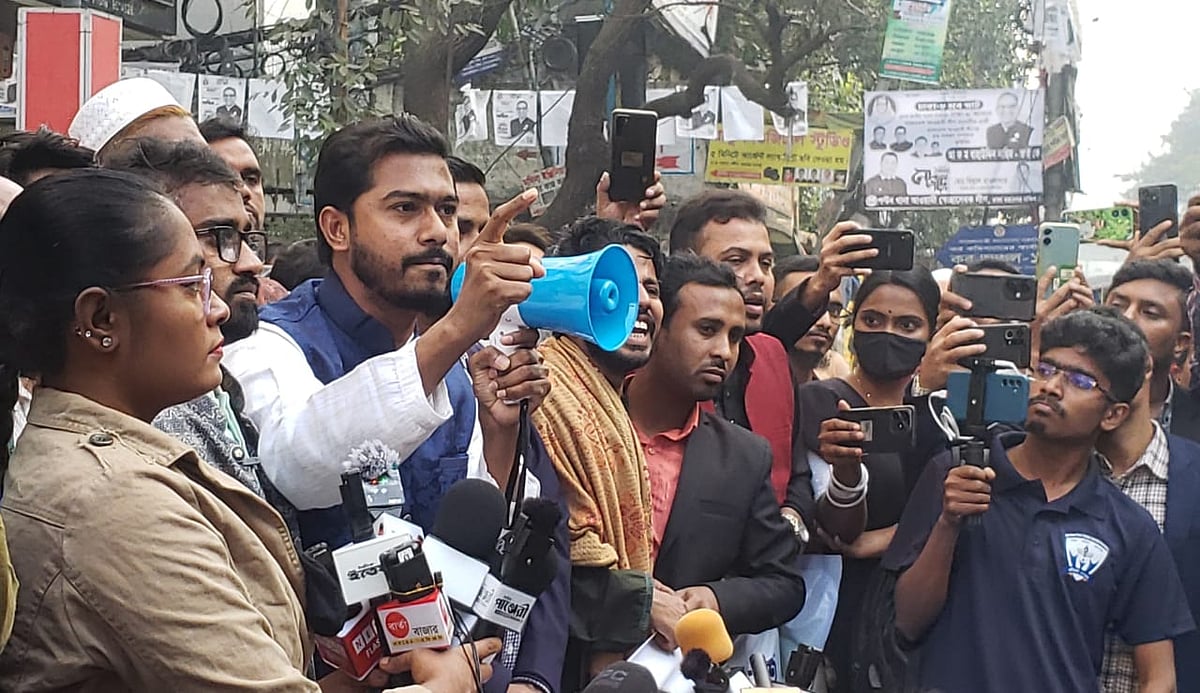 রাজধানীর বিজয়নগরের পানির ট্যাংক মোড় এলাকায় সমাবেশ করে গণ অধিকার পরিষদ। ৫ জানুয়ারি