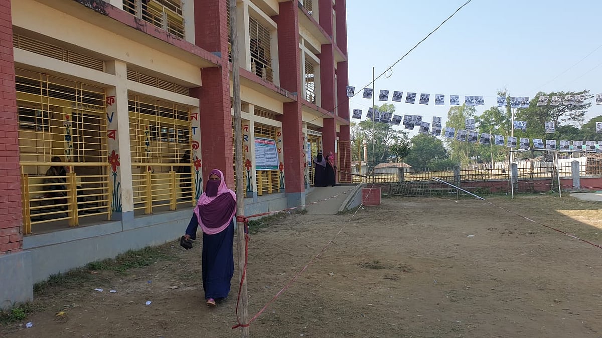 চট্টগ্রামের বাঁশখালীর সরল ইউনিয়নের জালিয়াঘাটা সরকারি প্রাথমিক বিদ্যালয় কেন্দ্র। আজ দুপুরে প্রথম আলো