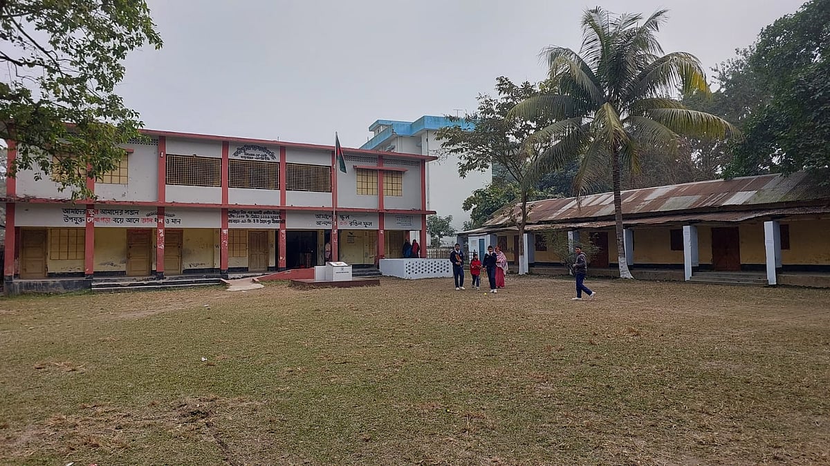 আগে নোটিশ না পাওয়ায় বিদ্যালয়ে চলে এসেছে শিক্ষার্থীরা। সোমবার সকালে সৈয়দপুর শহরের বাঙালিপুর নিজপাড়া সরকারি প্রাথমিক বিদ্যালয়ে