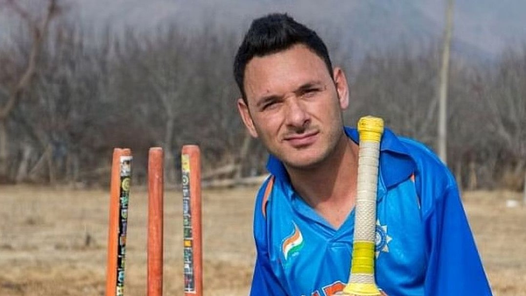 হাত ছাড়া ব্যাটিং করার উপায় খুঁজে পেয়েছেন আমির হোসেইন