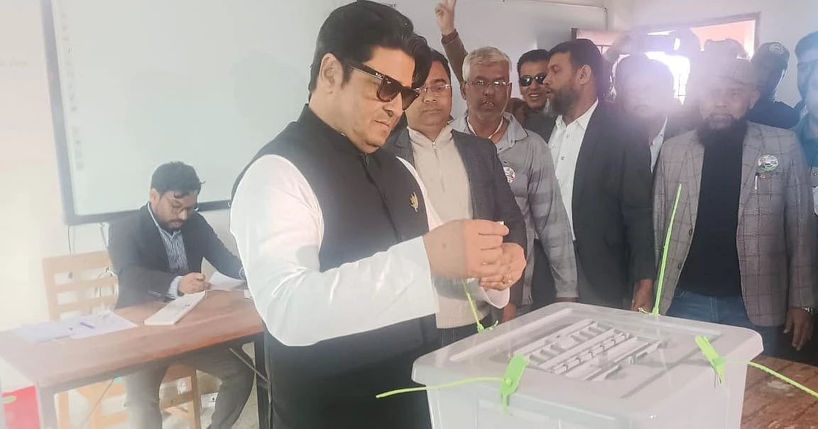 ভাষানটেক সরকারি প্রাথমিক বিদ্যালয় কেন্দ্রে ভোট দেন ফেরদৌস আহমেদ। রোববার, সকাল ১০টায়