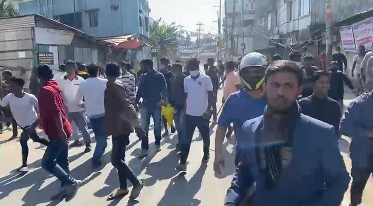 সিলেট নগরের পাঠানটুলা এলাকায় ভোটকেন্দ্রের সামনে বিশৃঙ্খলা। আজ রোববার বেলা ১১টায়