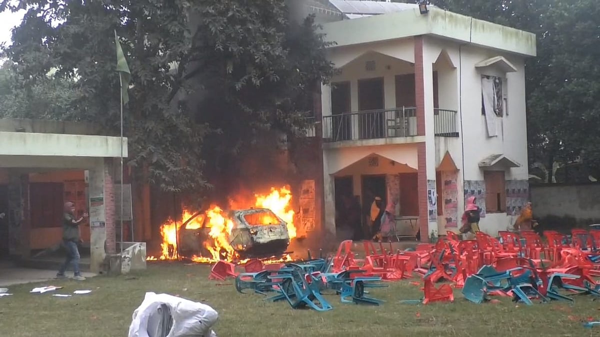 সংঘর্ষের সময় কার্যালয়ের সামনে রাখা ইউপি চেয়ারম্যানের প্রাইভেট কারে আগুন ধরিয়ে দেওয়া হয়। মঙ্গলবার দুপুরে রূপগঞ্জের দাউদপুর ইউনিয়ন পরিষদ কার্যালয়ের সামনে