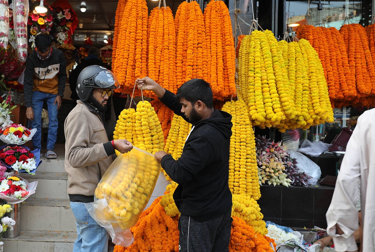 চট্টগ্রাম নগরের চেরাগী পাহাড় মোড়ে ফুলের পাইকারি বাজার। পাশেই মোমিন রোডে কদম মোবারক স্কুলের গলি। গলিটার পুরোটাই আবর্জনার স্তূপ।