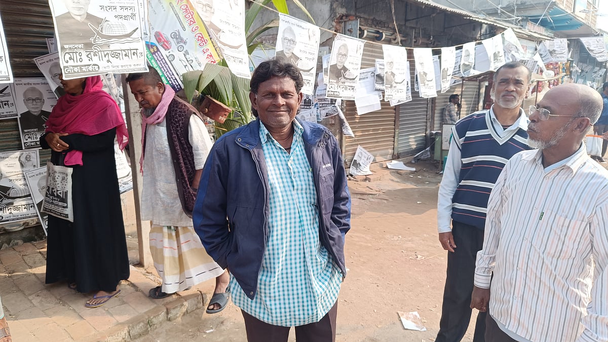 একেবারে শেষ সময়ে ভোট দিতে চান ভোটার ননী গোপাল। রোববার বেলা ৩টায় কয়রার মদিনাবাদ মডেল সরকারি প্রাথমিক বিদ্যালয়ের ভোটকেন্দ্রের সামনে