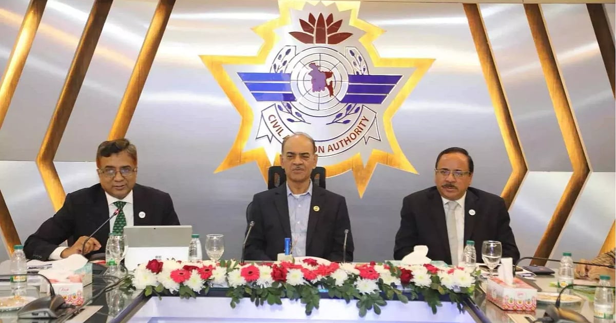 রাজধানীতে বেসামরিক বিমান চলাচল কর্তৃপক্ষের সদর দপ্তরে অনুষ্ঠিত বৈঠকে বক্তব্য দেন বেসামরিক বিমান পরিবহন ও পর্যটনমন্ত্রী মুহাম্মদ ফারুক খান