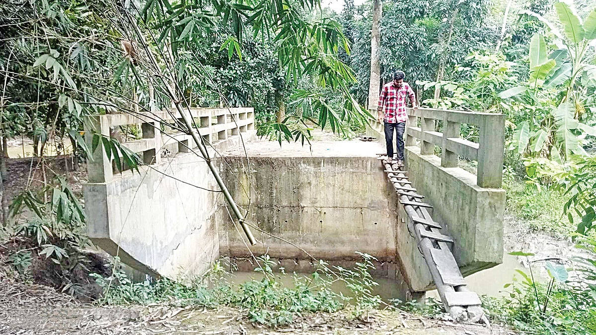 বরিশালের উজিরপুরের বরাকোঠা ইউনিয়নের একটি সেতুর দুই পাশে সংযোগ সড়ক নির্মাণ করা হয়নি। এতে স্থানীয় লোকজন দুই পাশে সাঁকো স্থাপন করে ঝুঁকি নিয়ে ওঠানামা করছেন