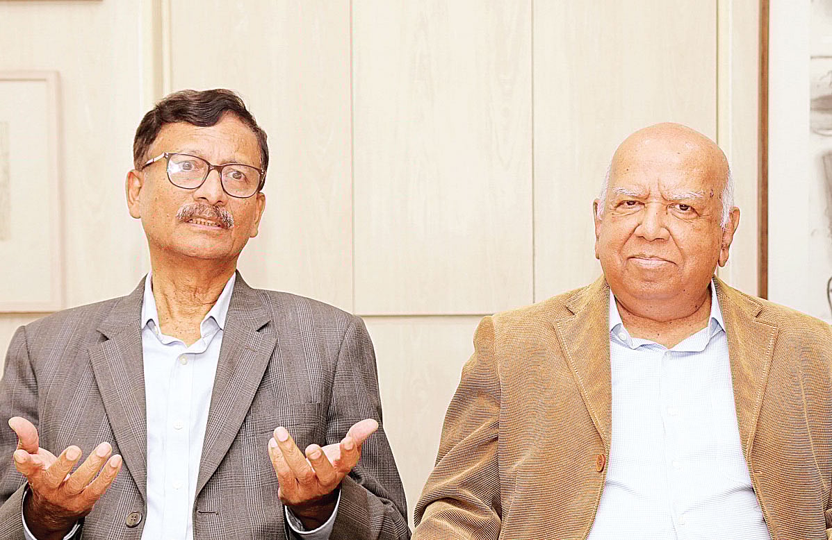 প্রথম আলোর সঙ্গে সাক্ষাৎকারে বাঁ থেকে সাবেক পররাষ্ট্রসচিব মো. তৌহিদ হোসেন এবং নিরাপত্তা বিশ্লেষক আ ন ম মুনীরুজ্জামান। গত মঙ্গলবার ঢাকায় প্রথম আলো কার্যালয়ে