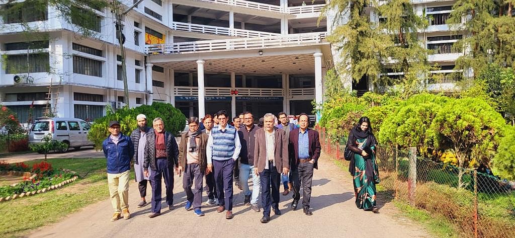 উপাচার্যের পদত্যাগসহ বিভিন্ন দাবিতে গণসংযোগ করে চট্টগ্রাম বিশ্ববিদ্যালয় শিক্ষক সমিতি। চট্টগ্রাম, ১৭ জানুয়ারি