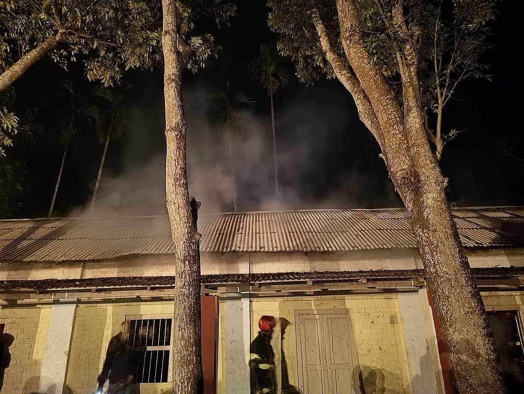 ময়মনসিংহের গফরগাঁওয়ে একটি বিদ্যালয়ে আগুন দিয়েছে দুর্বৃত্তরা