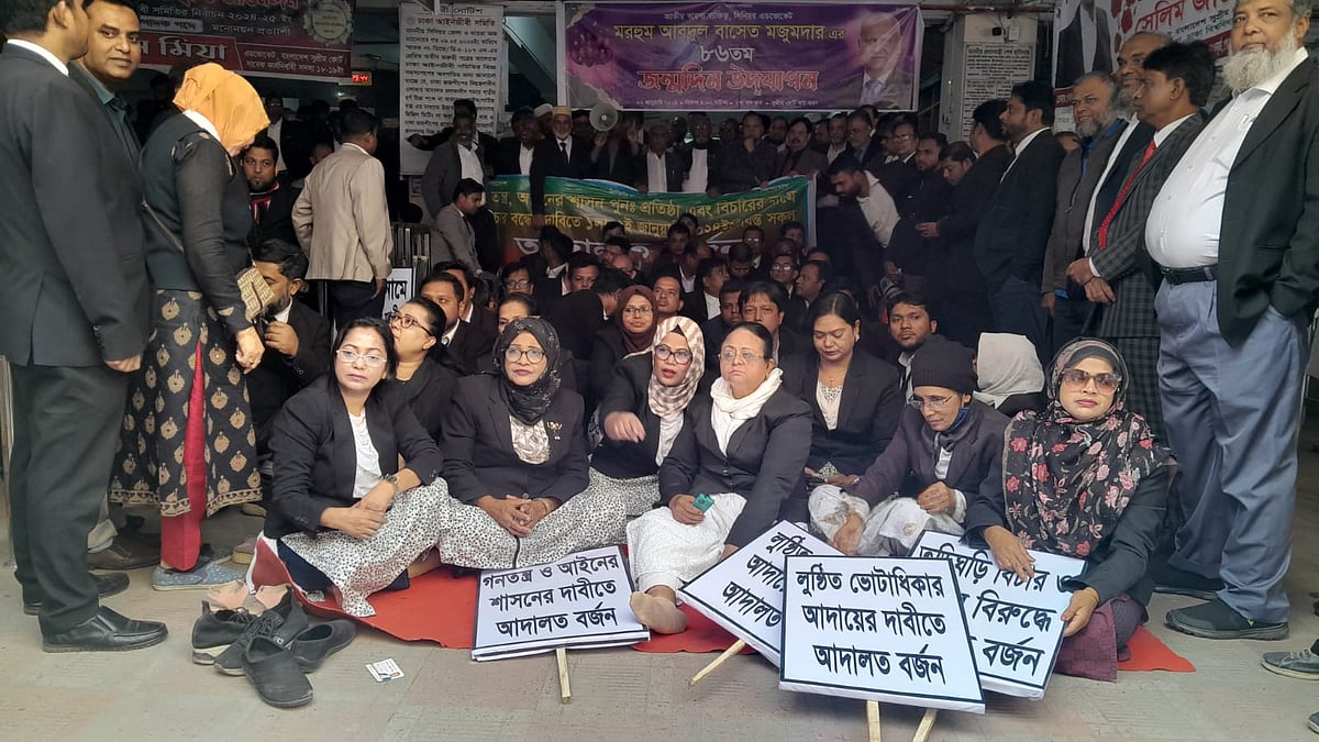 ঢাকার আদালত বর্জন করে কর্মসূচি পালন করছেন বিএনপিপন্থী আইনজীবী। আজ মঙ্গলবার ঢাকা আইনজীবী সমিতি ভবনের নিচে