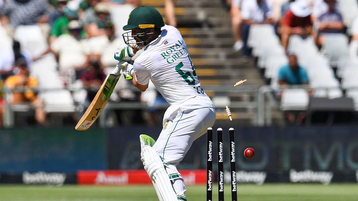 বোল্ড হয়ে ফিরেছেন এলগার