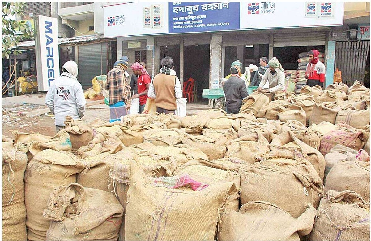 চুয়াডাঙ্গা সদর উপজেলার সরোজগঞ্জ মোকাম। ধান কিনে বস্তায় ভরে তা চালকলে নেওয়ার জন্য প্রস্তুত করা হয়েছে