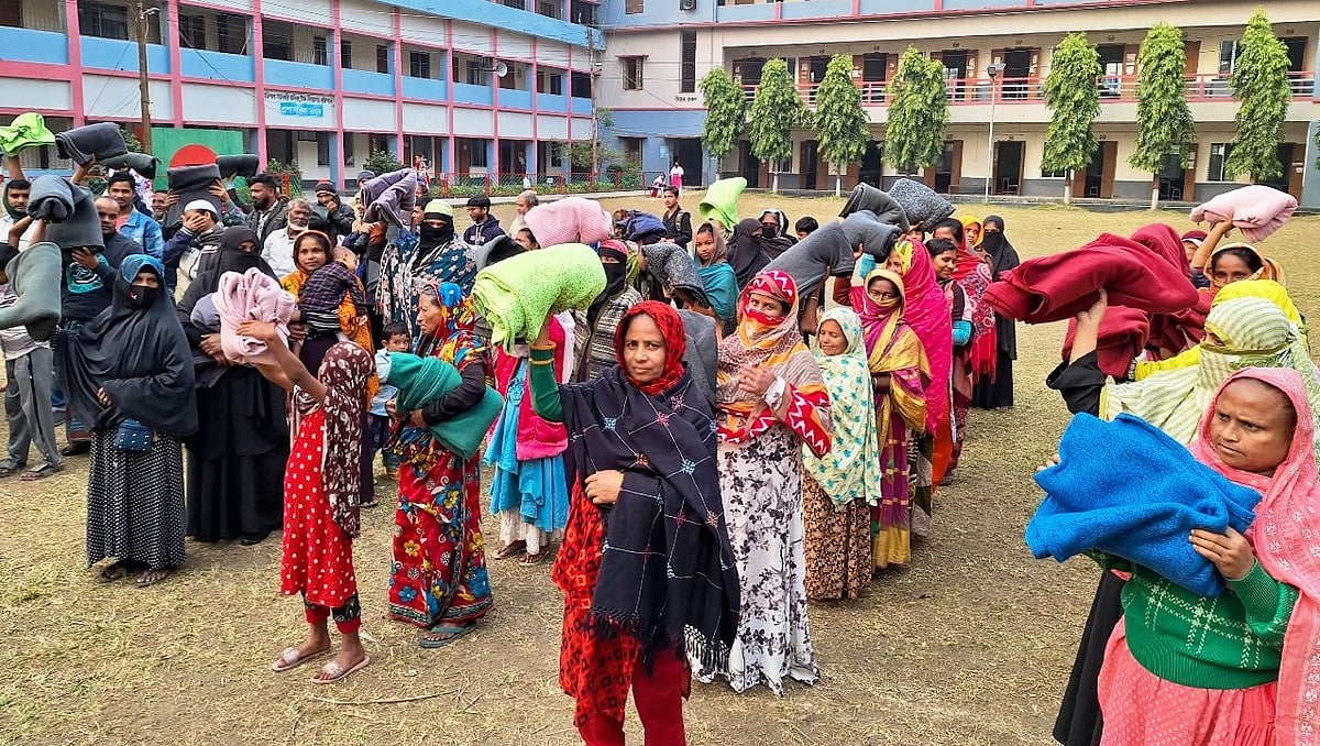 প্রথম আলো ট্রাস্টের উদ্যোগে রোববার বিকেলে কম্বল বিতরণ করা হয়। বরিশাল নগরের সরকারি বালিকা উচ্চ বিদ্যালয় প্রাঙ্গণে